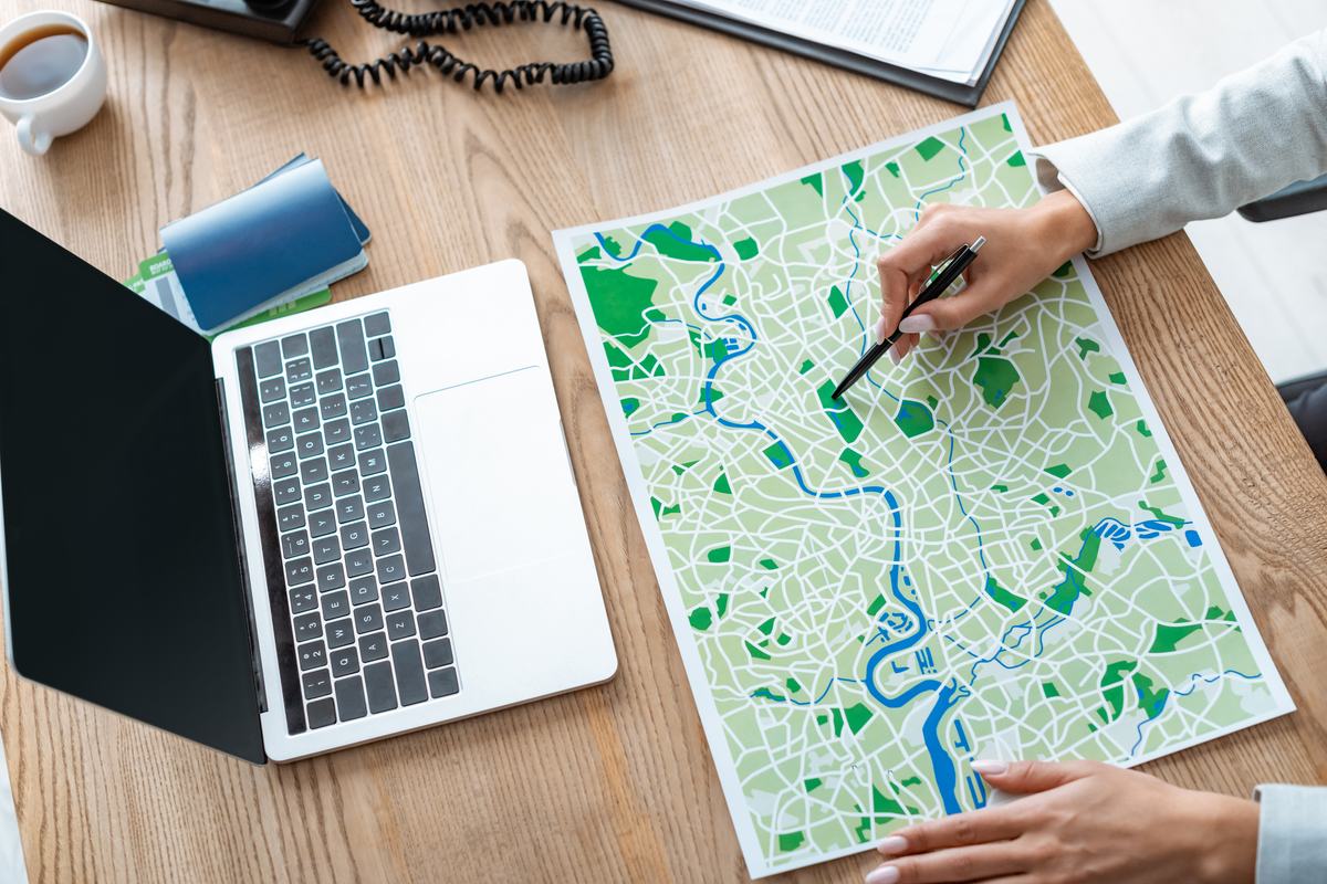 Mapa con un río y su llanura sobre un escritorio de trabajo