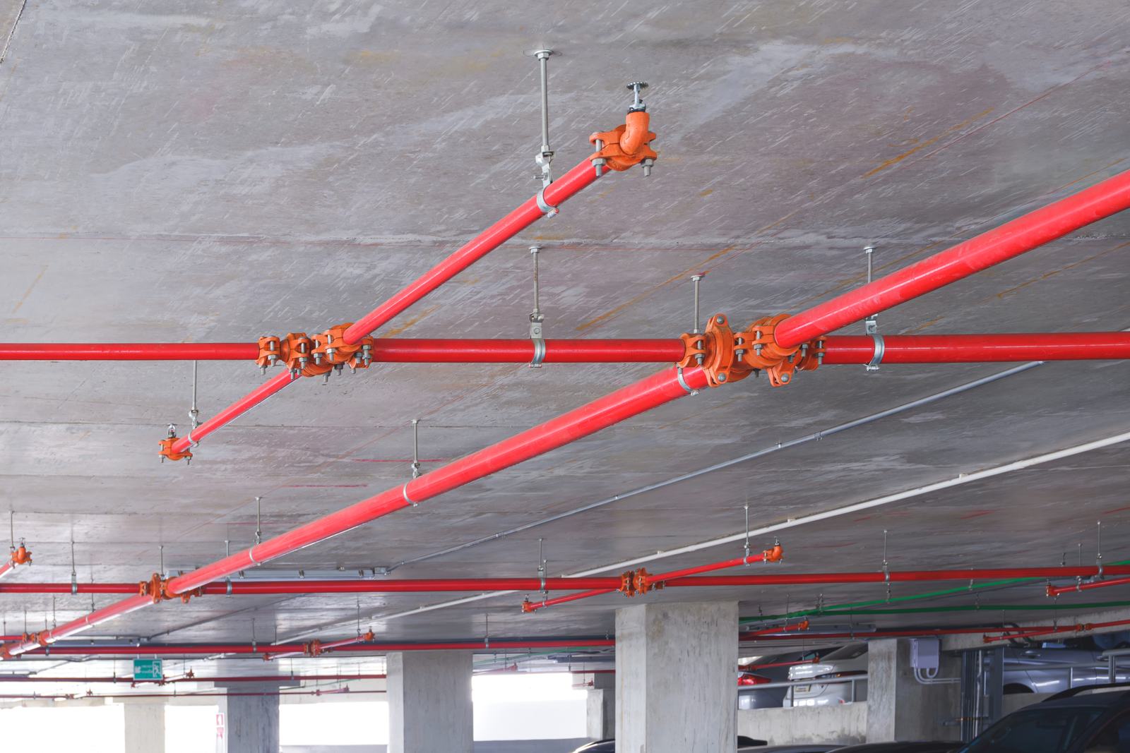 Red de rociadores contra incendio instalada bajo una losa de concreto