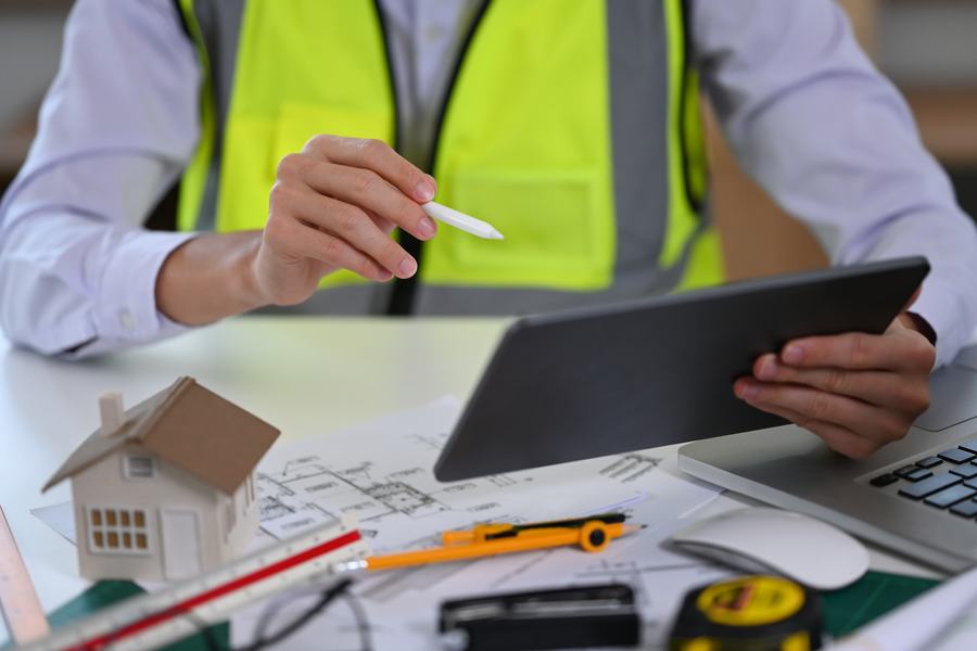 Profesional trabajando con una tableta