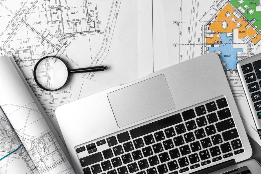 Cartografía digital en un computador portátil sobre planos