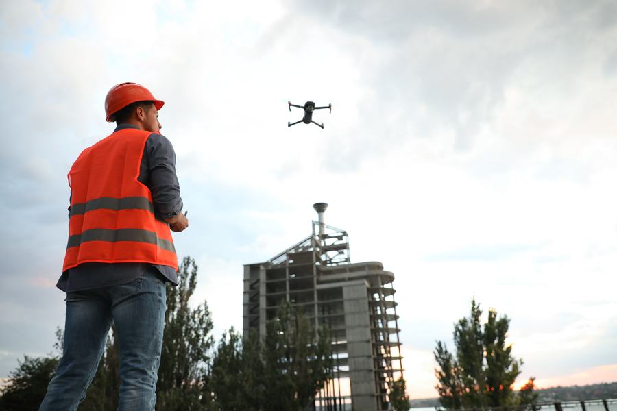 Operador de dron en un levantamiento